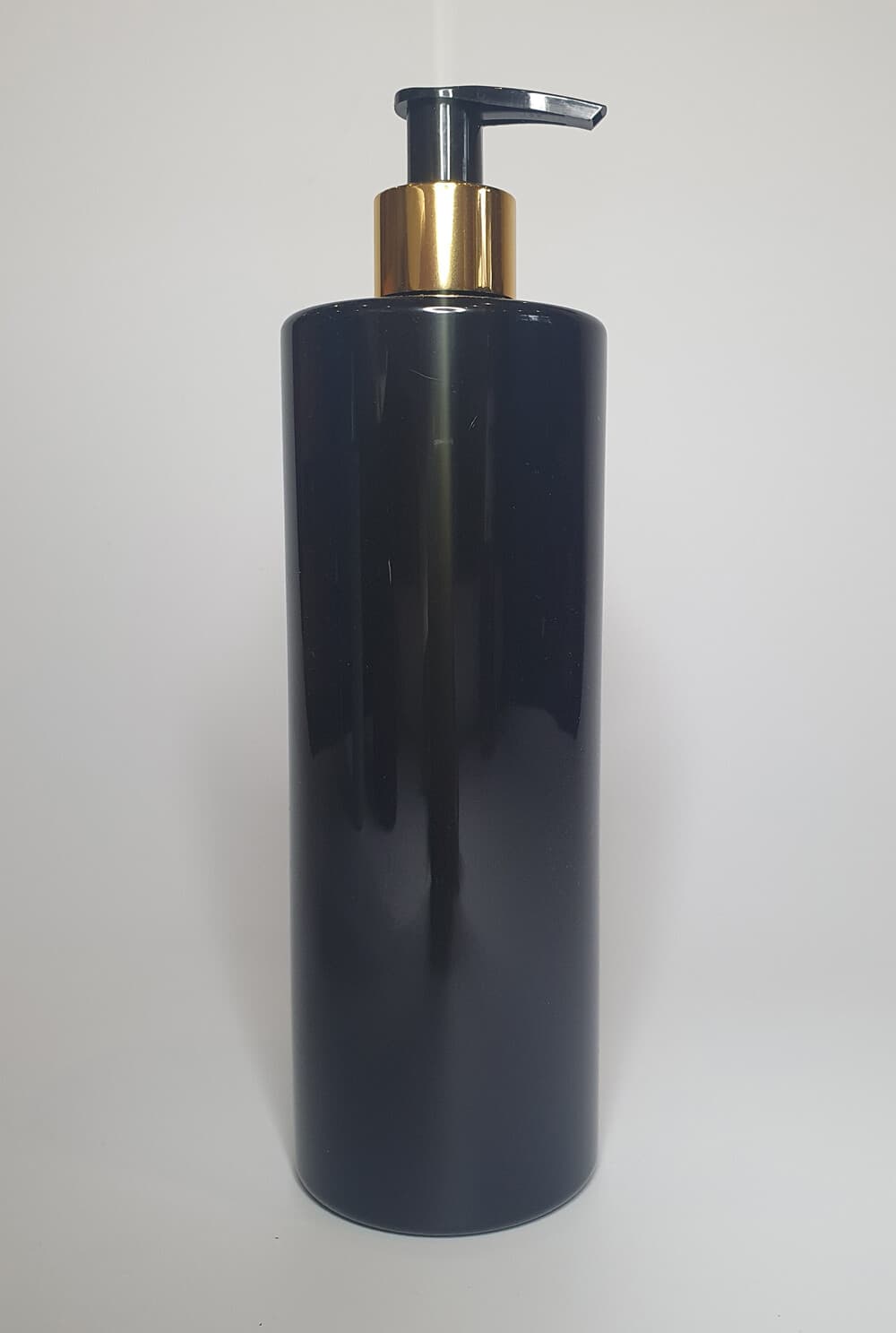 500ml Black Cylindrical PET Plastic Bottle and Shiny Gold/Black Lotion Pump