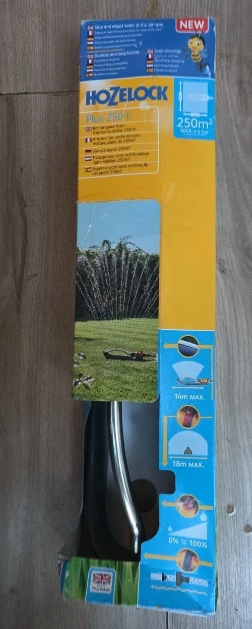 Hozelock 250m2 Garden Sprinkler 18 Adjustable Jets Area Flow Control 100-100-252