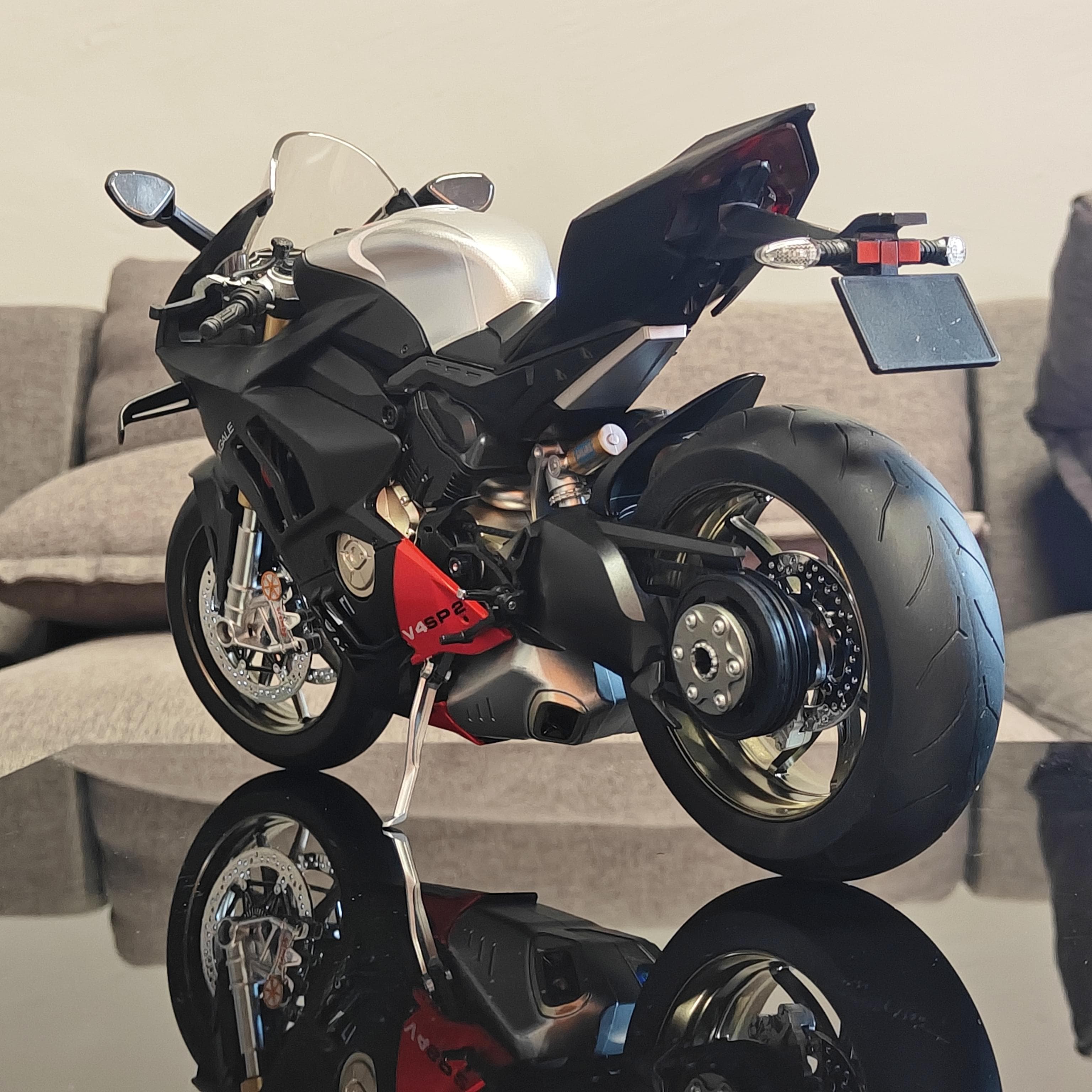 Spray 1/6 Ducati V4S Racing Motorcycle Alloy Diecast Model Collection Of Hobbies Dynamic Decoration Sound Light Toy Boys Present