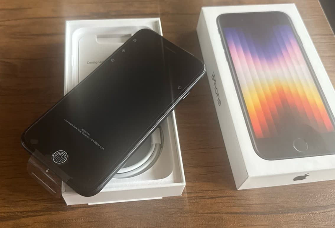 Apple iPhone se 2022 3rd gen 64gb unlocked to all network new unactivated